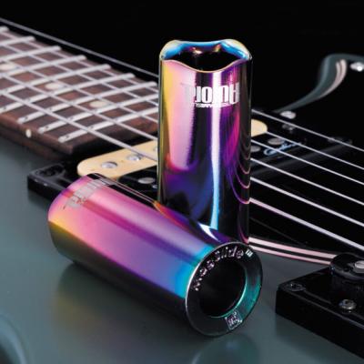 MagSlide Pinky Aurora MA-1 ショートサイズ マグネシウム スライドバー レインボー ギターの上に置いた画像