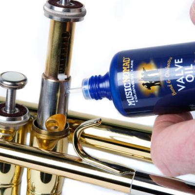MUSIC NOMAD MN770 Premium Trumpet Care Kit トランペット用お手入れパーフェクトセット バルブオイル使用イメージ画像