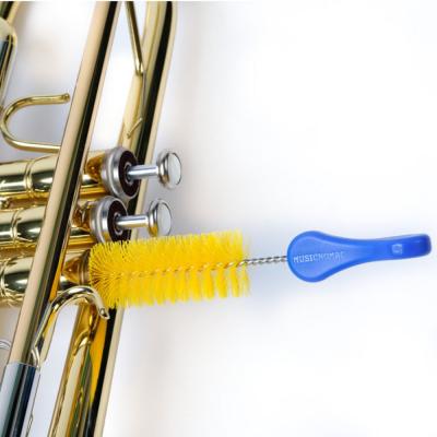 MUSIC NOMAD MN770 Premium Trumpet Care Kit トランペット用お手入れパーフェクトセット ブラシ使用イメージ