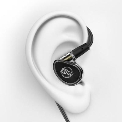 MEE audio ミーオーディオ MX4 PRO BK カナル型 有線イヤホン 装着イメージ