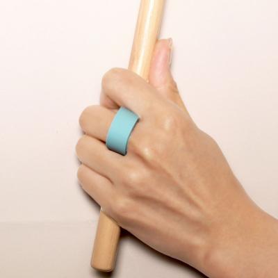 Gig Gripsをドラムスティックに取付けて、輪っかに指を通すだけで装着完了