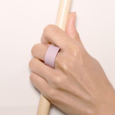 Gig Gripsをドラムスティックに取付けて、輪っかに指を通すだけで装着完了