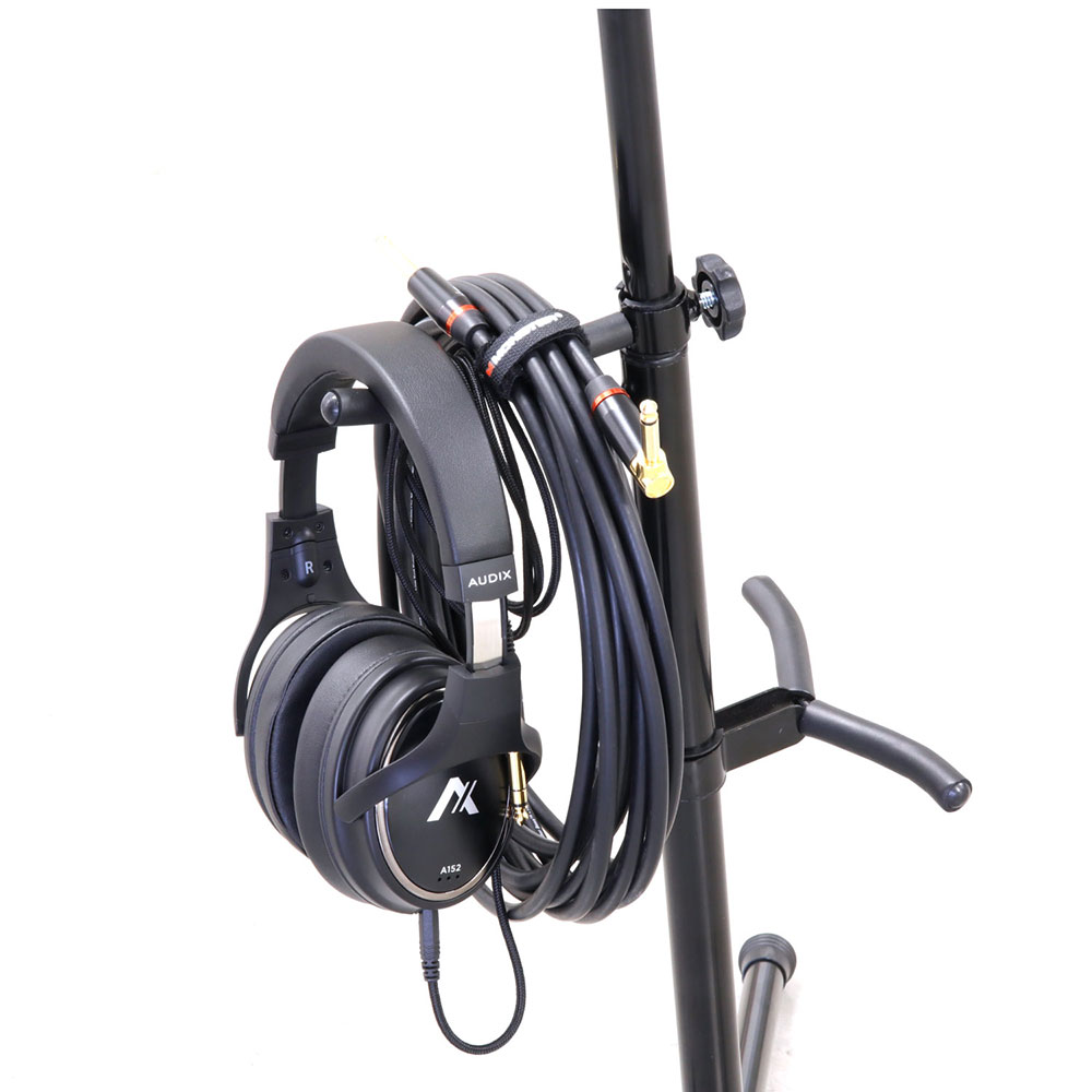 KIKUTANI GS-250 ギタースタンド ストラップハンガー使用例画像 ケーブル、ヘッドホンをかけた画像