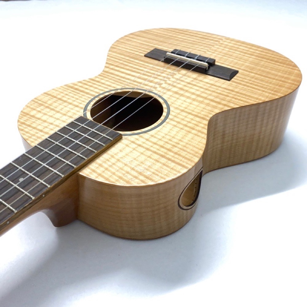 Kai Ukulele KTI-90 テナーウクレレ ソフトケース付き ボディトップアングル画像