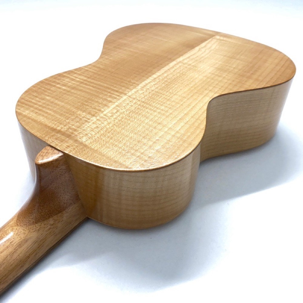 Kai Ukulele KTI-90 テナーウクレレ ソフトケース付き ボディバックアングル画像