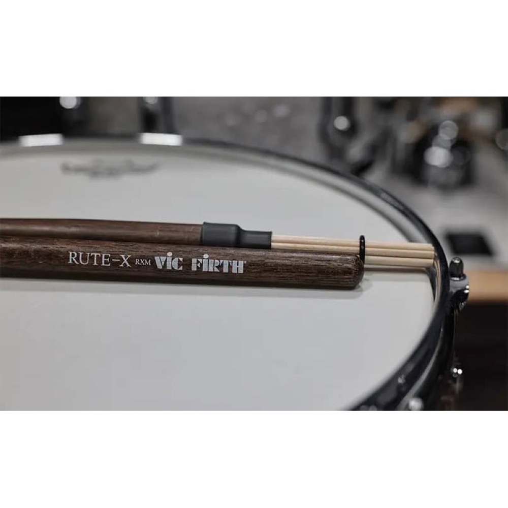 VIC FIRTH VIC-RXM Rute-X Medium Gauge Birch ドラムロッズ ドラムスティック スネアの上に置いた画像