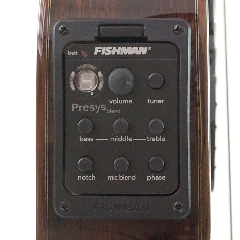 3BAND EQとチューナー内蔵のプリアンプを搭載した「FISHMAN PRESYS BLEND PICKUP」システムを採用。