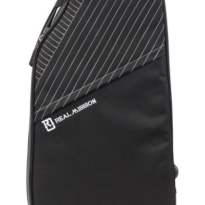 REAL MISSION(リアルミッション) Iris06-B 防水 エレキベースケース・ギグケース 正面下部には小物収納用のポケットを装備・ロゴが刺繍されています