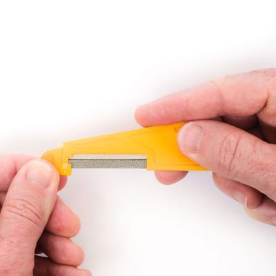 MUSIC NOMAD MN650 .010' Diamond Coated Nut File ギター/ベース用 ナットファイルヤスリ ミュージックノマド 手に持った画像