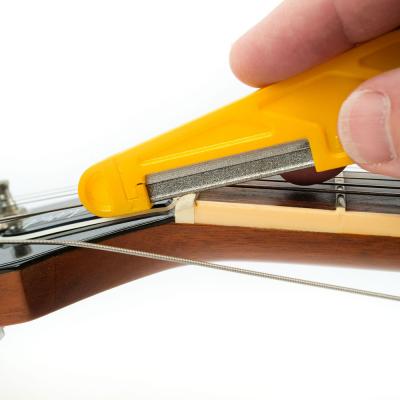 MUSIC NOMAD MN657 .036" Diamond Coated Nut File ギター/ベース用 ナットファイルヤスリ ミュージックノマド ナットを削っている画像 使用例