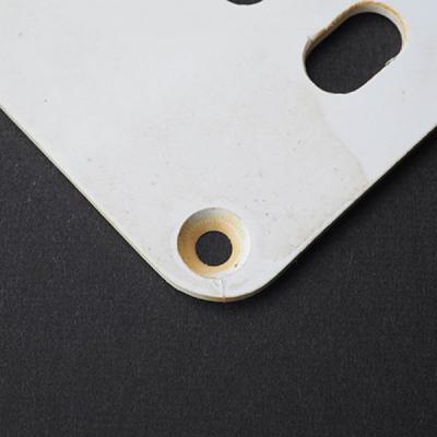 Montreux USA Tremolo backplate WHITE 1PLY 1.6mm relic No.9640 バックプレート ネジ穴アップ画像