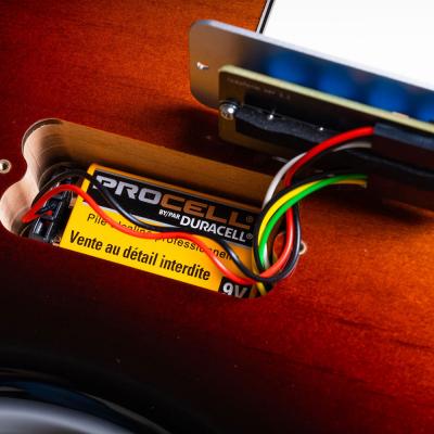 Y.O.S.ギター工房 Smoggy Onboard オンボードモジュール 装着画像 キャビティにバッテリーまで収納可能