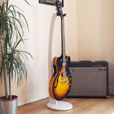Ruach Music RM-GS1-WH Wooden Acoustic/Electric Guitar Stand White ギタースタンド 使用例