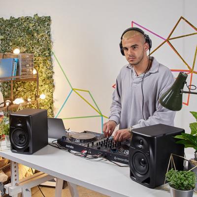 Pioneer DJ DM-50D-W White パワードモニタースピーカー 1ペア(2台) 使用イメージ画像