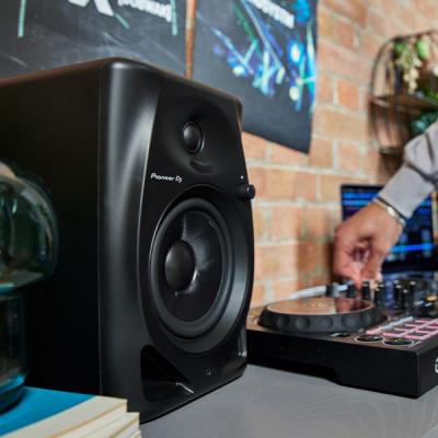 Pioneer DJ DM-50D-W White パワードモニタースピーカー 1ペア(2台) 使用イメージ画像