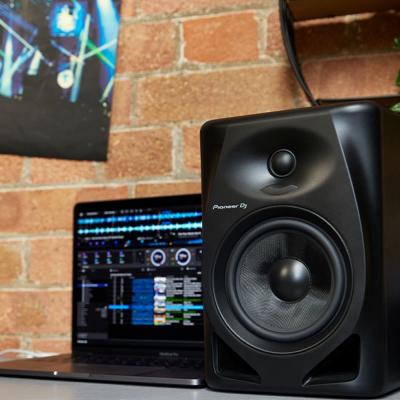Pioneer DJ DM-50D-W White パワードモニタースピーカー 1ペア(2台) 使用イメージ画像