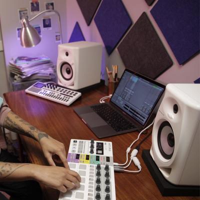 Pioneer DJ DM-50D-W White パワードモニタースピーカー 1ペア(2台) 使用イメージ画像