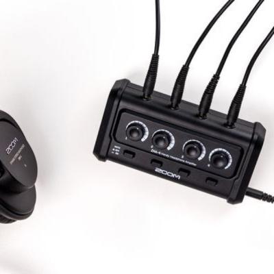 ZOOM ZHA-4 ヘッドフォンアンプ ケーブルを繋いだ画像