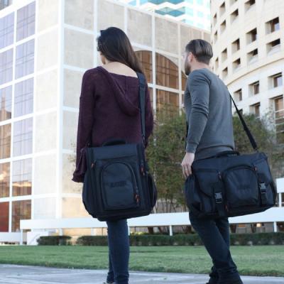 GATOR G-CLUB CONTROL 28 PCDJコントローラー用ギグバッグ 使用画像 肩にかけて持ち運んでいる画像