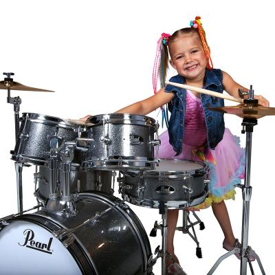 Pearl ROADSHOW JR. RSJ465/C ＃708 Grindstone Sparkle キッズ向けドラムセット 使用画像 背面画像 女の子がドラムを演奏している画像