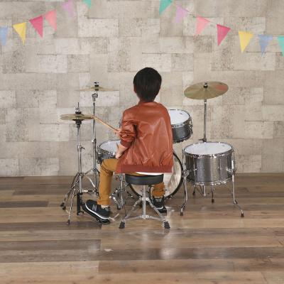 Pearl ROADSHOW JR. RSJ465/C ＃708 Grindstone Sparkle キッズ向けドラムセット 使用画像 背面画像 男の子がドラムを演奏している画像