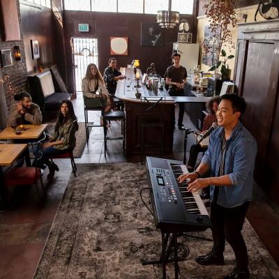 ROLAND E-X50 Arranger Keyboard アレンジャーキーボード 使用画像 弾き語りの様子