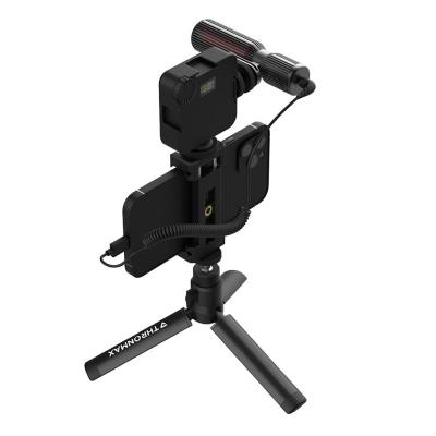 Thronmax C1 Stream Mic Shotgun Mic デジタル一眼レフ スマートフォン用 コンデンサーマイク ビデオライトキット付き スマートフォンに取り付けた画像