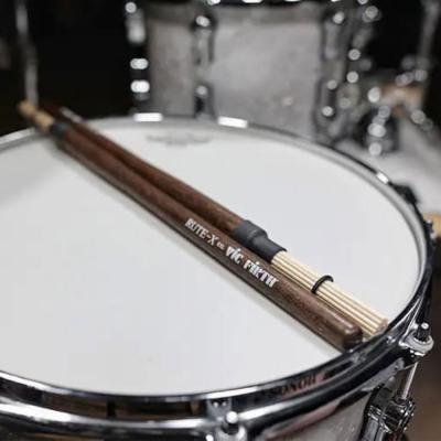VIC FIRTH VIC-RXL Rute-X Light Gauge Birch ドラムロッズ ドラムスティック スネアの上に置いた画像