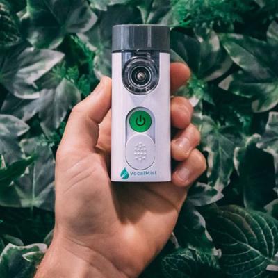Vocal Mist Portable Nebulizer 携帯型 ボイスケアツール 手に持った画像