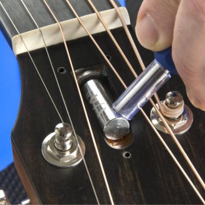 MUSIC NOMAD MN610 Truss Rod Neck Relief Measure & Adjust Kit for Taylor Guitars ネック調整ツールセット レンチ使用例画像