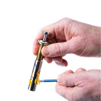 MUSIC NOMAD MN761 Premium Trumpet Snake Brush, Vinyl Free 管内洗浄用ブラシ 使用イメージ画像