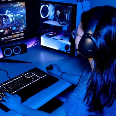 ADV. NSMO 2nd ゲーミングヘッドセット 密閉型ヘッドホン 使用イメージ