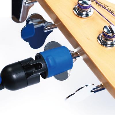 MUSIC NOMAD ミュージックノマド MN223 -GRIP ONE-All in ONE String Winder，Cutter，Puller- メンテナンスツール ワインダー使用画像