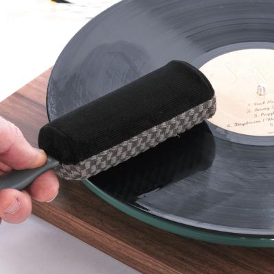 MUSIC NOMAD ミュージックノマド MN890 -6in1 Next Level Vinyl Record Cleaning & Care Kit- レコードクリーニングセット レコードクリーニングパッド使用イメージ