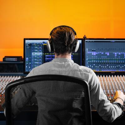 beyerdynamic ベイヤーダイナミック DT 880 PRO 250Ω セミオープン型スタジオヘッドホン 着用イメージ画像