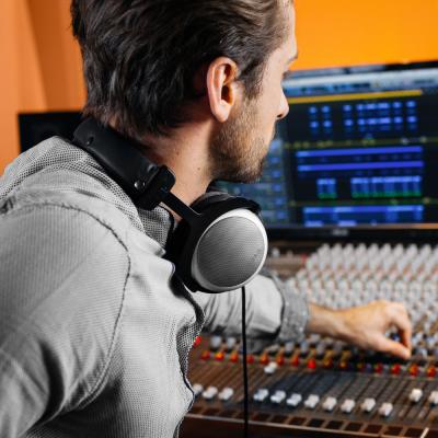 beyerdynamic ベイヤーダイナミック DT 880 PRO 250Ω セミオープン型スタジオヘッドホン 着用イメージ画像2