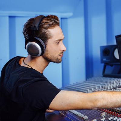 beyerdynamic ベイヤーダイナミック DT 880 PRO 250Ω セミオープン型スタジオヘッドホン 着用イメージ画像4