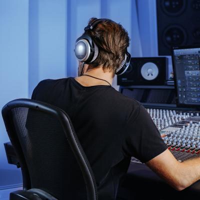 beyerdynamic ベイヤーダイナミック DT 880 PRO 250Ω セミオープン型スタジオヘッドホン 着用イメージ画像5