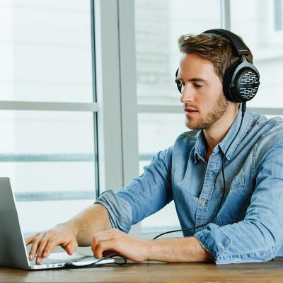 beyerdynamic ベイヤーダイナミック DT 1990 PRO 250Ω オープン型スタジオヘッドホン 着用イメージ画像