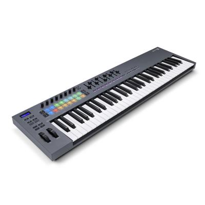 novation ノベーション FLkey 61 USB MIDIキーボード 61鍵盤 標準鍵盤 左斜めアングル画像