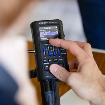 ZOOM ズーム R4 MultiTrak 32bit フロート・オーディオ対応 ポータブル 4トラックレコーダー MTR イメージ画像