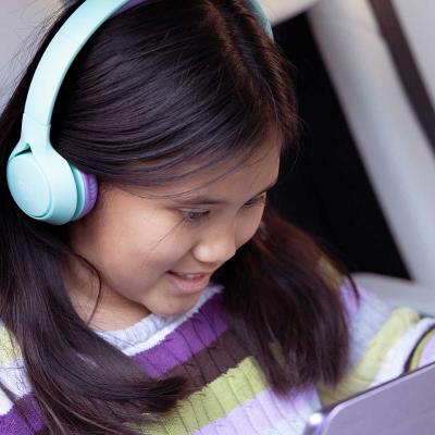 MEE audio ミーオーディオ HP-KJ45BT-MT KidJamz KJ45BT ミント 子供用ワイヤレスヘッドホン キッズヘッドフォン 使用イメージ