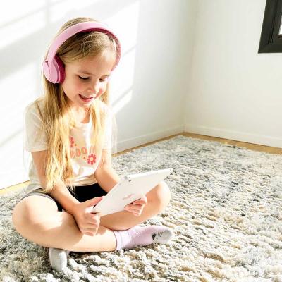 MEE audio ミーオーディオ HP-KJ45BT-PK KidJamz KJ45BT ピンク 子供用ワイヤレスヘッドホン キッズヘッドフォン 使用イメージ