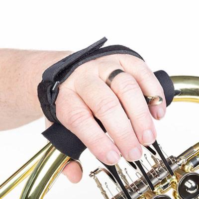 フレンチホルングリップ ネオテック Neotech French Horn Grip 5101382 フレンチホルン奏者の手の疲れや痛みを軽減 使用例画像1