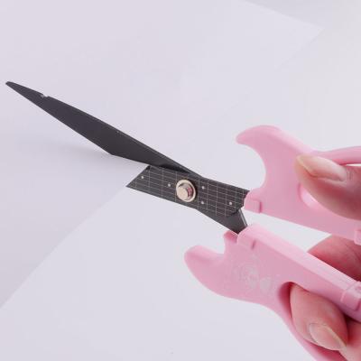 NIKKEN BR-28GH ぼっち・ざ・ろっく! ギター型はさみ 後藤ひとりモデル ニッケン刃物株式会社 使用イメージ