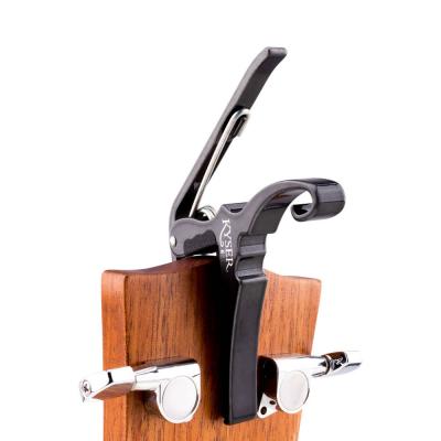 Kyser カイザー KG6BCA Black Chrome Quick-Change Acoustic Guitar Capo カポタスト アコギ用 使用イメージ