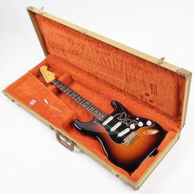【中古】 エレキギター Fender Stevie Ray Vaughan Stratocaster Pau Ferro Fingerboard 3-Color Sunburst 2011年製 フェンダー スティーヴィー・レイヴォーン ストラトキャスター パーフェロー指板 ケース