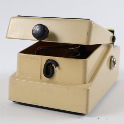 【中古】 オートワウ エフェクター BOSS AW-2 Auto Wah ギターエフェクター 電池ボックス