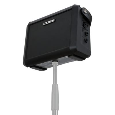 ROLAND ローランド CUBE Street MINI キューブストリートミニ バッテリー駆動小型アンプ CUBE-ST-MI (MOBILE CUBE後継機種) スタンド設置例画像