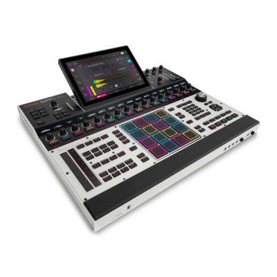AKAI Professional アカイプロフェッショナル MPC XL フラッグシップ スタンドアロン サンプリング ドラムマシン 左斜めアングル画像